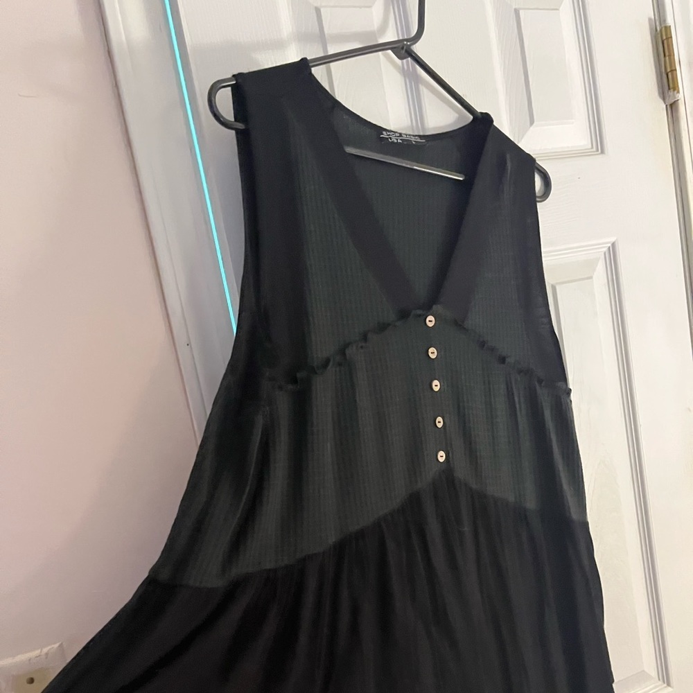 Super cute top with buttons !!